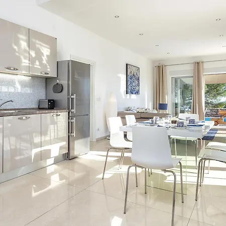 Moderna Family Friendly * هفار